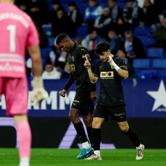 Aprobados y suspensos del Valencia: Gol de Diego López ante la mirada de Hugo Duro