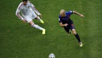 Piqu&eacute; persiguiendo a Robben.