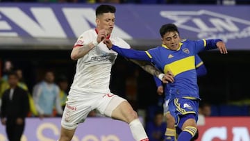 Boca Juniors' forward Luca Langoni (R) vies for the ball with Huracan's defender Lucas Merolla during their Argentine Professional Football League Tournament 2022 match at La Bombonera stadium in Buenos Aires, on September 19, 2022. (Photo by ALEJANDRO PAGNI / AFP) (Photo by ALEJANDRO PAGNI/AFP via Getty Images)