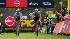 Matt Beers y Christopher Blevins cruzan meta como vencedores de etapa en la Cape Epic 2023.