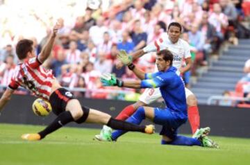 Bacca lo intenta ante Gorka Iraizoz y el defensa Aymeric Laporte.