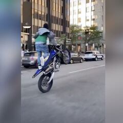 La imprudencia de un motorista que pudo acabar fatal: no se pueden permitir estas cosas...