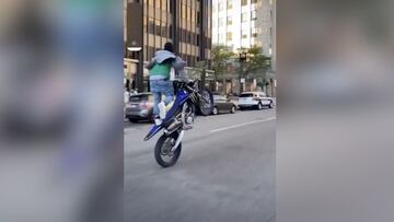 La imprudencia de un motorista que pudo acabar fatal: no se pueden permitir estas cosas...