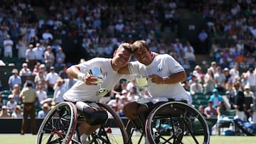 Ruben Spaargaren y Martin de La Puente, con el título de campeones de Wimbledon.
