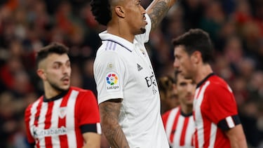 BILBAO, 22/01/2023.- El defensa del Real Madrid Éder Militao (c), durante el partido de Liga en Primera División que Athletic de Bilbao y Real Madrid disputan este domingo en el estadio de San Mamés. EFE/Miguel Toña