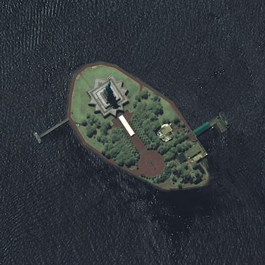 Ubicada en la Isla de la Libertad, al sur de Manhattan en Nueva York, fue un regalo de Francia a los Estados Unidos en 1886 para conmemorar el centenario de la Declaración de Independencia y como símbolo de la amistad entre ambos países. Fue creada por el escultor francés Frédéric Auguste Bartholdi, mientras que la estructura interna (el "esqueleto" de hierro) fue diseñada por Gustave Eiffel, el mismo de la Torre Eiffel.