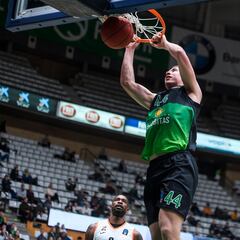 La Penya gana con remontada