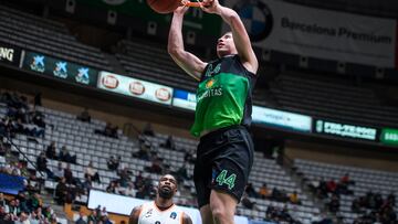 La Penya gana con remontada