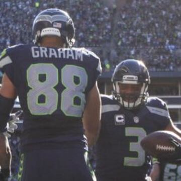 Touchdown de Jimmy Graham. todos lo celebran pero no saben muy bien dónde colocar su carísimo mueble nuevo dentro del salón.