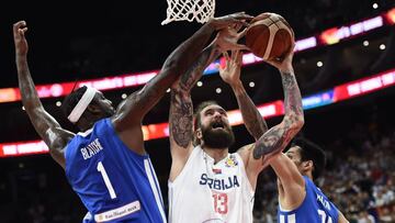 Serbia's Miroslav Raduljica (C) fights for the ball with Andray Blatche (L) of the Philippines during the Basketball World Cup Group D game between Serbia and Philippines in Foshan on September 2, 2019. (Photo by Ye Aung Thu / AFP)