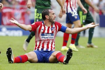 El defensa uruguayo del Atlético de Madrid es un fijo para Simeone a sus 32 años. Su ausencia de la selección uruguaya se debe a que sufre una lesión muscular a nivel de la unión músculo-tendinosa del músculo semitendinoso del muslo izquierdo.