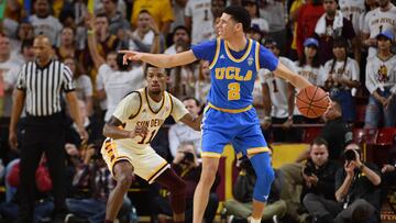 Lonzo Ball bota el bal&oacute;n en un partido con UCLA.