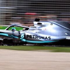 Hamilton se ríe desde la pole, luces y sombras en McLaren