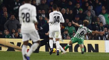 1-1. El VAR dio validez al primer gol de Sergio Canales.