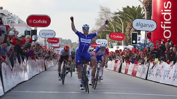 Fabio Jakobsen celebra su victoria en Lagos.