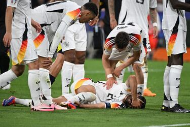 Ilkay Gündogan, con la mano en el rostro, se lamenta de la terrible entrada que ha sufrido.