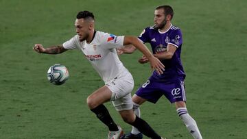 GRAF7876. SEVILLA, 26/06/2020.- El centrocampista argentino del Sevilla FC Lucas Ocampos (i) se escapa de Antonio Jesús Regal "Antoñito", del Real Valladolid, durante el partido correspondiente a la jornada 32 de LaLiga Santander q
