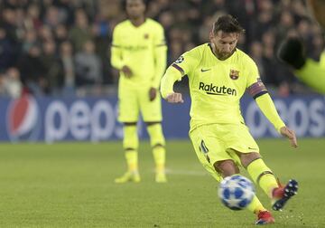 0-2. Gerard Piqué marcó el segundo gol tras un centro de Messi en el lanzamiento de una falta.