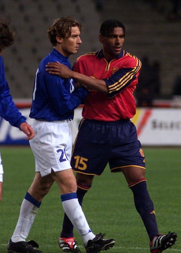 Vicente Engonga, nacido en Barcelona, fue el primer jugador negro en defender los colores de la Selección española. Fue José Antonio Camacho quien le hizo debutar en septiembre de 1998, en un amistoso ante Rusia en Granada (1-0). Acudió a la Eurocopa de Bélgica y Holanda en 2000. En total, jugó 14 encuentros con La Roja (no perdió ninguno), anotando un gol (ante Croacia en 1999).