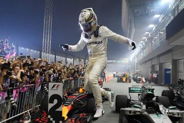 Alegría de Hamilton tras bajarse del monoplaza tras proclamarse campeón del GP de Singapur. 