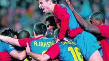<b>REPASO. </b>Piqué vuela sobre un grupo de jugadores del Barça que celebran uno de los cinco goles al Olympique de Lyon. Los blaugrana ya están en cuartos de final.
