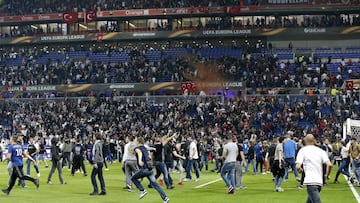 Los hinchas saltan al c&eacute;sped en el Olympique Lyon-Besiktas.