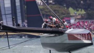 El Luna Rossa cruza la meta en la cuarta manga.