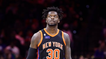 PHILADELPHIA, PENNSYLVANIA - FEBRUARY 10: Julius Randle #30 of the New York Knicks looks on during the third quarter against the Philadelphia 76ers at Wells Fargo Center on February 10, 2023 in Philadelphia, Pennsylvania. NOTE TO USER: User expressly acknowledges and agrees that, by downloading and or using this photograph, User is consenting to the terms and conditions of the Getty Images License Agreement.   Tim Nwachukwu/Getty Images/AFP (Photo by Tim Nwachukwu / GETTY IMAGES NORTH AMERICA / Getty Images via AFP)