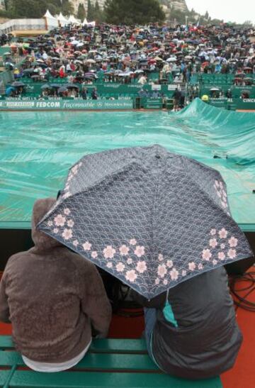 El partido estuvo suspendido antes del comienzo a causa de la lluvia.