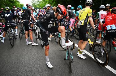El luxemburgués Michel Ries se observa las heridas en las rodillas tras la caída masiva.