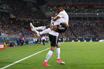Leon Goretzka y Benjamin Henrichs celebrando un gol para alemania durante la semifinal de la Copa Confederaciones en Rusia contre México  