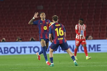 2-0. Raphinha celebra con Feermín López el tanto.