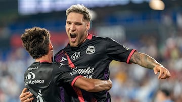 AME6296. NEW JERSEY (ESTADOS UNIDOS), 29/07/2025.- Emiliano Gómez (d) y Alejandro Organista de Puebla celebran este martes, en un partido de la fase de grupos de la Leagues Cup entre el New York City FC y Club Puebla en el estadio Red Bull Arena en New Jersey (Estados Unidos). EFE/ Ángel Colmenares