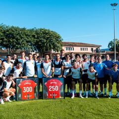 Raíllo y Valjent felicitados por la plantilla y el cuerpo técnico