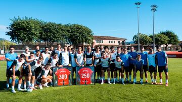 Raíllo y Valjent felicitados por la plantilla y el cuerpo técnico por sus 300 y 250 partidos.