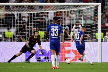 3-0. Eden hazard marc¨® el tercer gol de penalti.