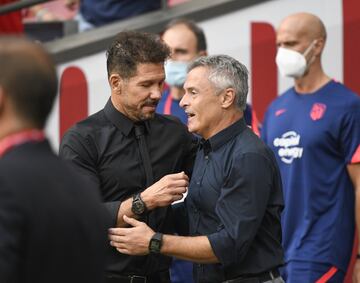 Simeone y Fran Escribá se saludan antes del inicio del encuentro. 