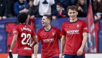 PAMPLONA (NAVARRA), 21/01/2024.- El defensa de Osasuna Jesus Areso (c) celebra su gol, tercero de su equipo y gol de la victoria, durante el partido correspondiente a la jornada 21 de LaLiga que CA Osasuna y Getafe SAD disputan este domingo en Estadio el Sadar (Pamplona). EFE/Jesus Diges
