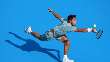 MASON, OHIO - AUGUST 15: Carlos Alcaraz of Spain plays a backhand during the match against Andrey Rublev during Day 9 of the Cincinnati Open at the Lindner Family Tennis Center on August 15, 2025 in Mason, Ohio. Dylan Buell/Getty Images/AFP (Photo by Dylan Buell / GETTY IMAGES NORTH AMERICA / Getty Images via AFP)