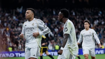 MADRID, 01/02/2026.- El delantero del Real Madrid Kylian Mbappé (i) celebra tras marcar el 2-1 durante el partido de LaLiga que enfrenta al Real Madrid y al Rayo Vallecano, este domingo, en el Santiago Bernabéu. EFE/ Ballesteros