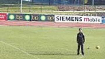 <b>EL POSTRE. </b>Figo y Becks se quedaron lanzando faltas tras la sesión.