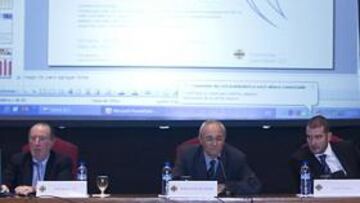 <b>CLASE MAGISTRAL EN LA ABAT OLIBA. </b>De izquierda a derecha: José María Gay, Josep Lluis Olmo, Jordi Tomàs y Josep Lluís Masriera.