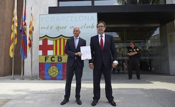 GRA111 BARCELONA, 01/09/2017.- Los socios barcelonistas Agustí Benedito (d) y Lluís Geli (i), muestran hoy a los medios, delante de las oficinas del FC Barcelona, el escrito que han entregado para solicitar las papeletas para iniciar una moción de censura