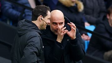 Soccer Football - Premier League - Manchester City v Manchester United - Etihad Stadium, Manchester, Britain - March 3, 2024 Manchester City manager Pep Guardiola remonstrates with fourth official Darren England REUTERS/Carl Recine NO USE WITH UNAUTHORIZED AUDIO, VIDEO, DATA, FIXTURE LISTS, CLUB/LEAGUE LOGOS OR 'LIVE' SERVICES. ONLINE IN-MATCH USE LIMITED TO 45 IMAGES, NO VIDEO EMULATION. NO USE IN BETTING, GAMES OR SINGLE CLUB/LEAGUE/PLAYER PUBLICATIONS.