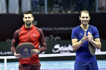 Novak Djokovic y Rafa Nadal, en la entrega de trofeos del Six Kings Slam. 