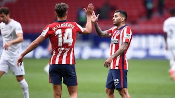 Marcos Llorente y Ángel Correa celebran un gol.