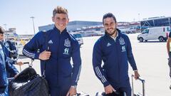 MÁLAGA, 10/06/2022.- El lateral Marcos Llorente (i) y el centrocampista Koke Resurrección aterrizan este viernes en Málaga junto a sus compañeros de la selección española de fútbol. El equipo ya está concentrado en su hotel en esta ciudad andaluza, donde se entrenará por la tarde para preparar su cuarto y último partido de este periodo de la Liga de Naciones, el del domingo frente a la República Checa en La Rosaleda. EFE/RFEF/ Pablo García SÓLO USO EDITORIAL / SÓLO DISPONIBLE PARA ILUSTRAR LA NOTICIA QUE ACOMPAÑA (CRÉDITO OBLIGATORIO)
