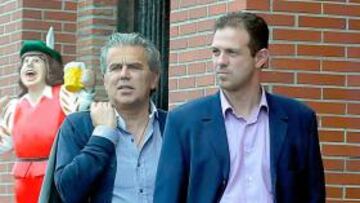 <b>AS LOS VIO. </b>Zoran Vekic y Juanjo González, ayer en Santander, a la salida del restaurante.