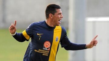 El estadounidense de padres mexicanos se forjó en las básicas de Tigres. Jugó en el TSG Thannhausen de Alemania, volvió a México para jugar en
Murciélagos, después en Estados Unidos con Chivas USA. Pasó al
FC Pyunik Ereván de Armenia, después al FK Vardar, de Macedonia; actualmente juega en Coras.