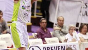 El alero lituano del Unicaja Mindaugas Kuzminskas machaca el aro defendido por el C.B. Valladolid.